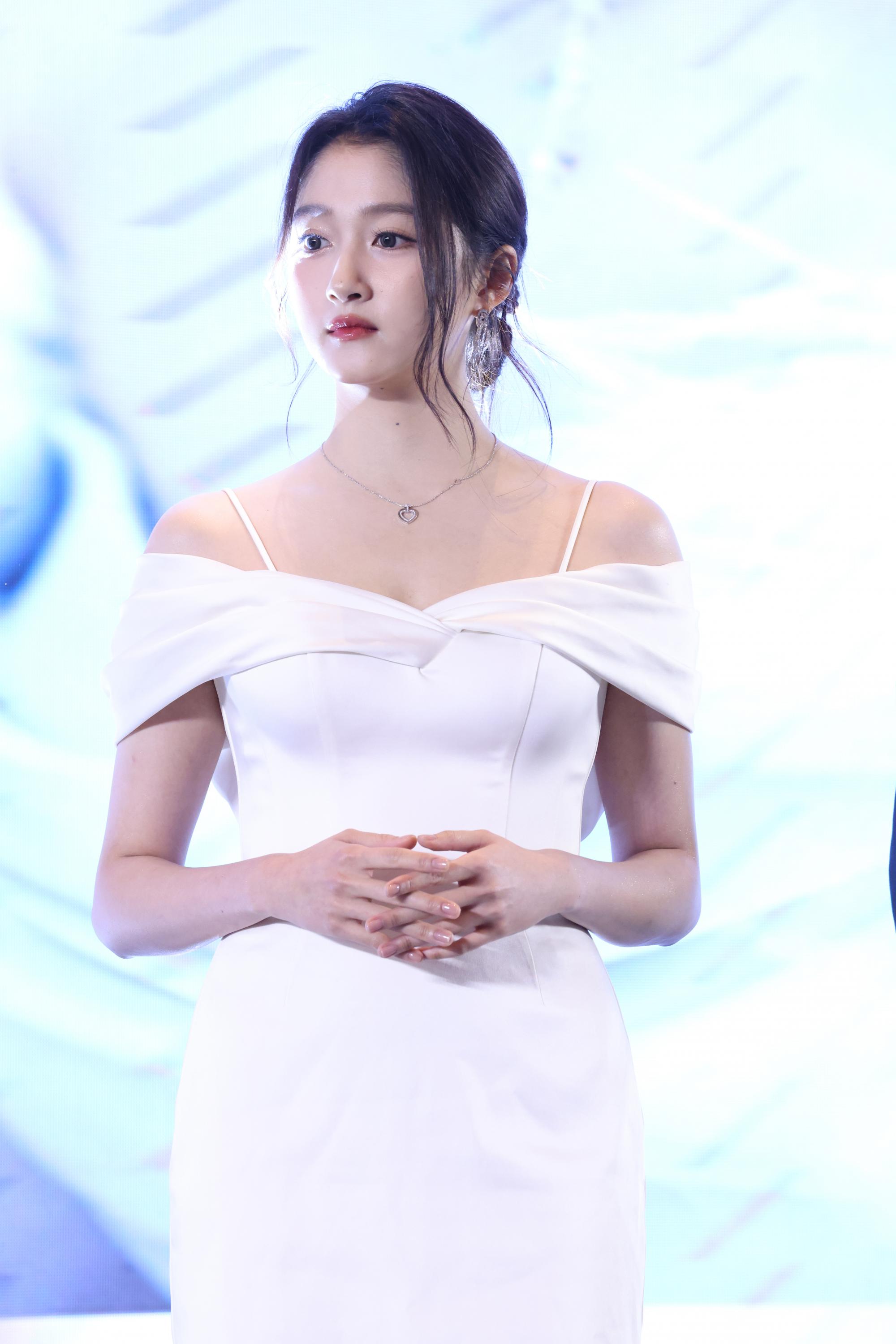 关晓彤生图白色连衣短裙半身现场生图照[9]